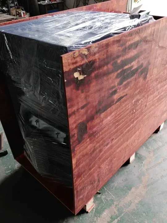máquina de embalaje en la caja de madera
