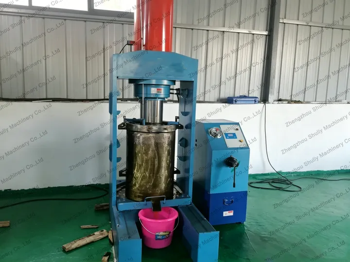 Mealworm Oil Extraction Machine 3 Mealworm Oil Extraction Machine Working